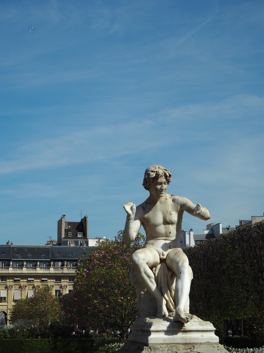 A handless statue in Paris