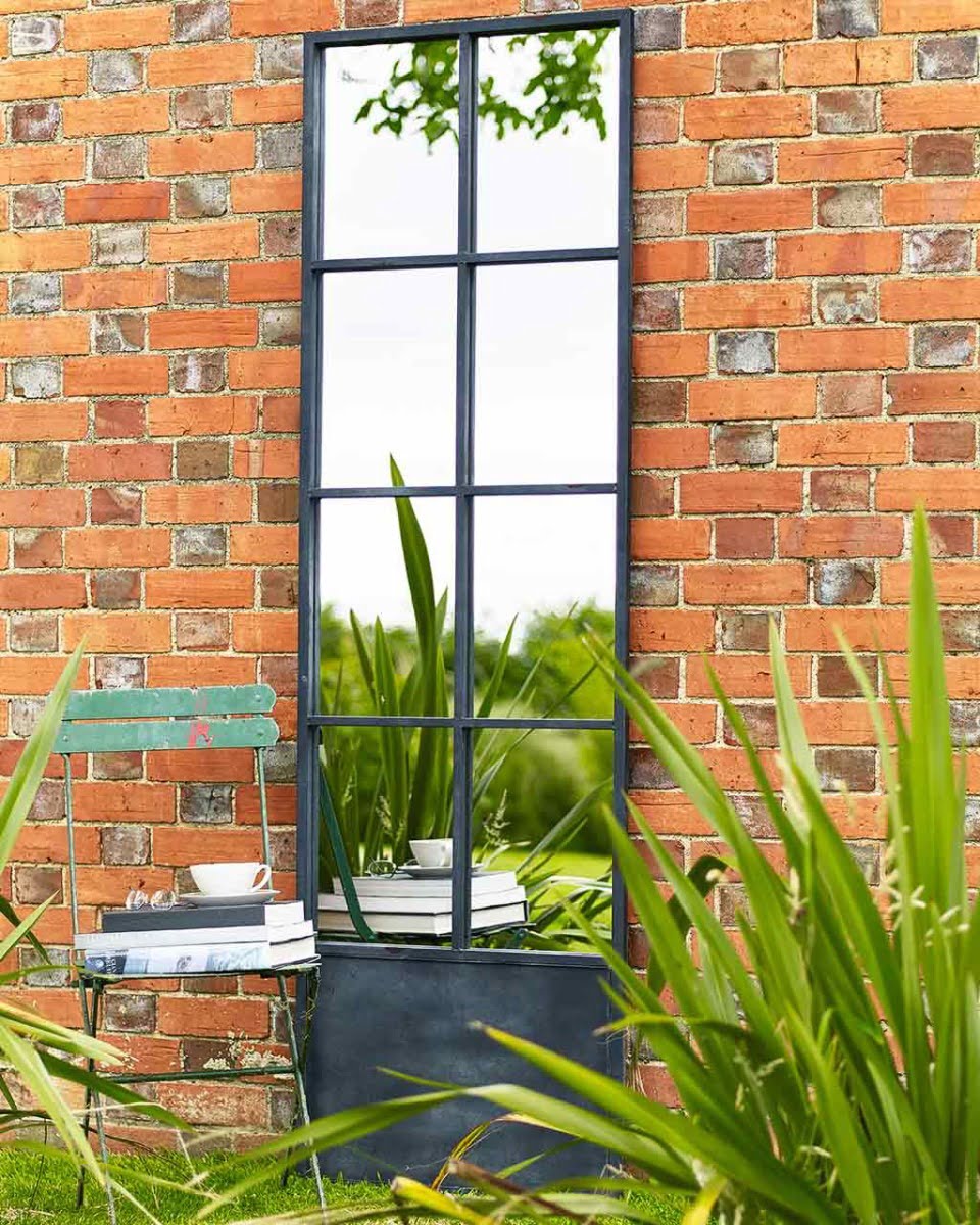 It doesn't matter what the size of your outdoor space is - from a small patio to a window box - there are lots of clever styling tricks to make your small garden feel spacious, so you can make the most of it all year long. By interior stylist and blogger Maxine Brady www.welovehomeblog.com www.maxinebrady.com