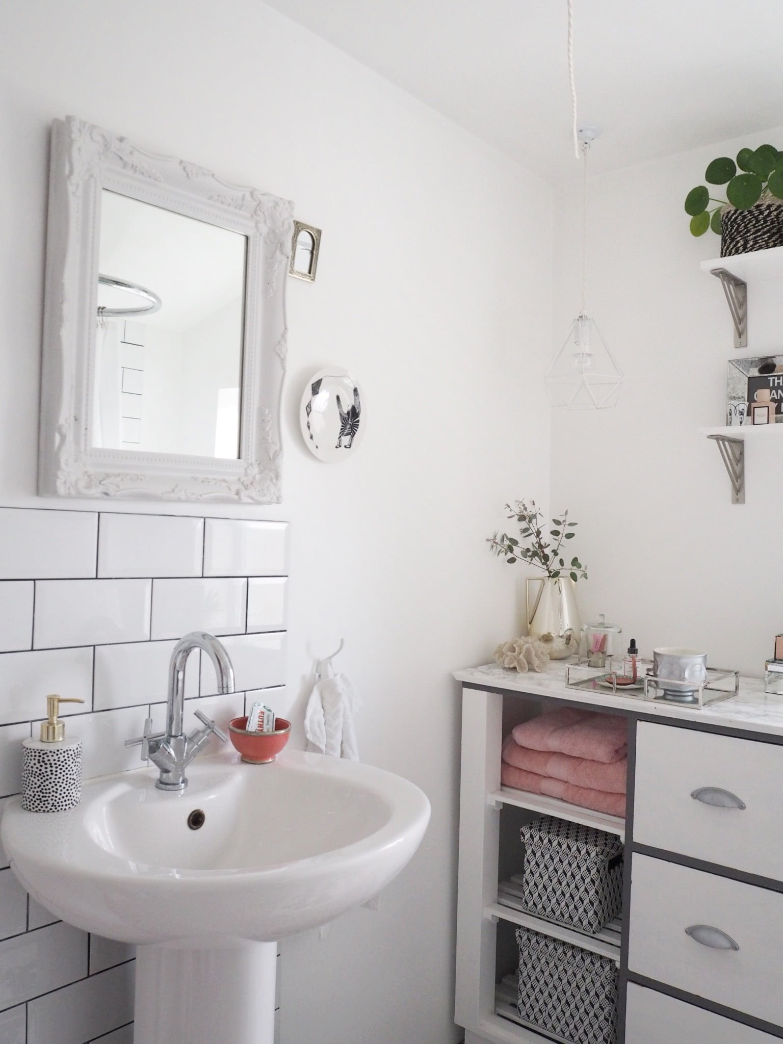 Looking to update your bathroom? Here's my 10 Budget Bathroom Makeover Ideas that won't break the bank by Interior Stylist & Blogger Maxine Brady