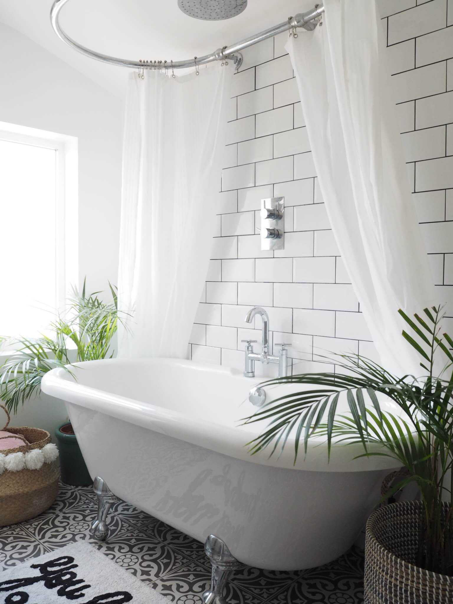 Looking to update your bathroom? Here's my 10 Budget Bathroom Makeover Ideas that won't break the bank by Interior Stylist & Blogger Maxine Brady