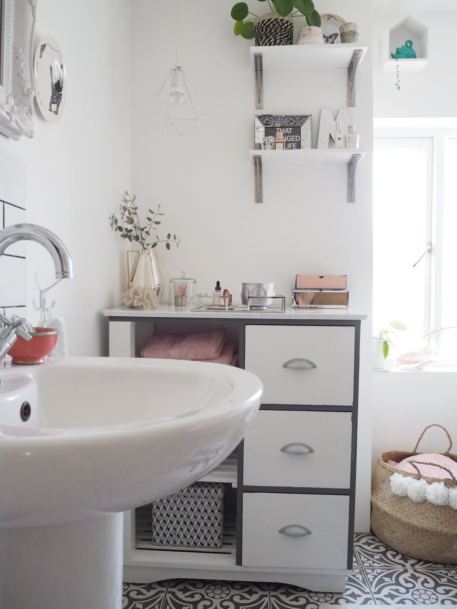 Looking to update your bathroom? Here's my 10 Budget Bathroom Makeover Ideas that won't break the bank by Interior Stylist & Blogger Maxine Brady