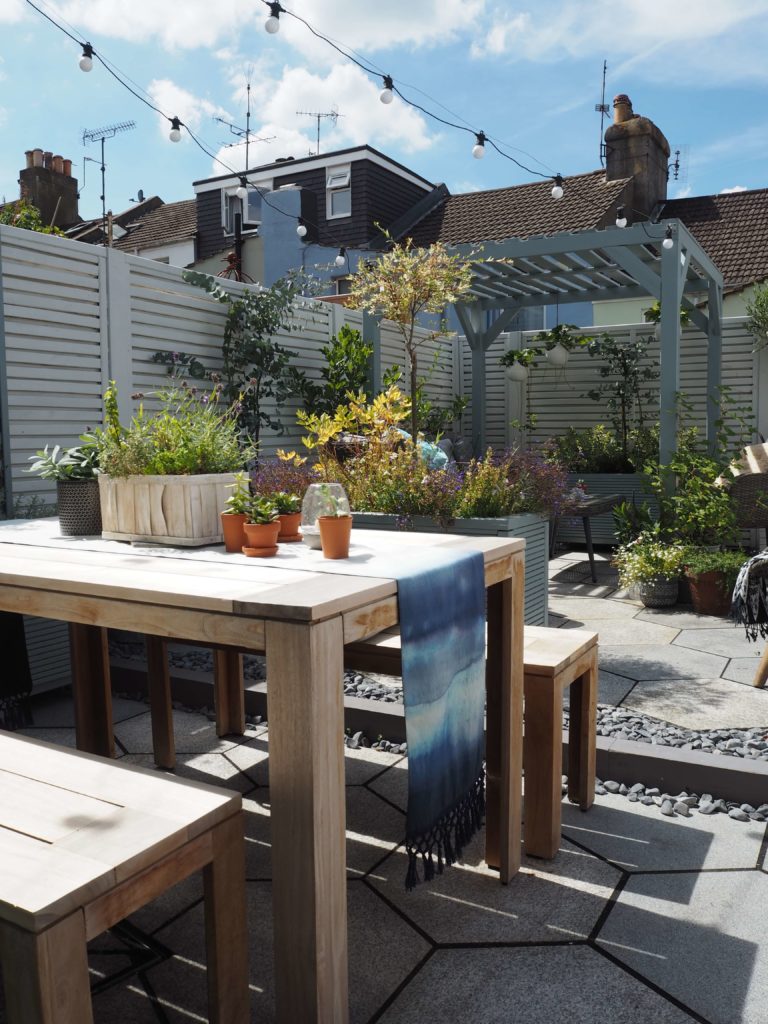 garden room, small urban garden, painted garden furniture,garden dining table