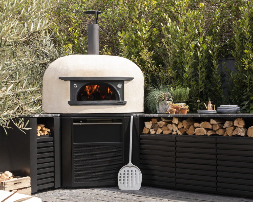 Looking for advice on buying outdoor ovens? Then read this detailed buyer's guide by interior stylist & blogger Maxine Brady from We Love Home with Gozney.  