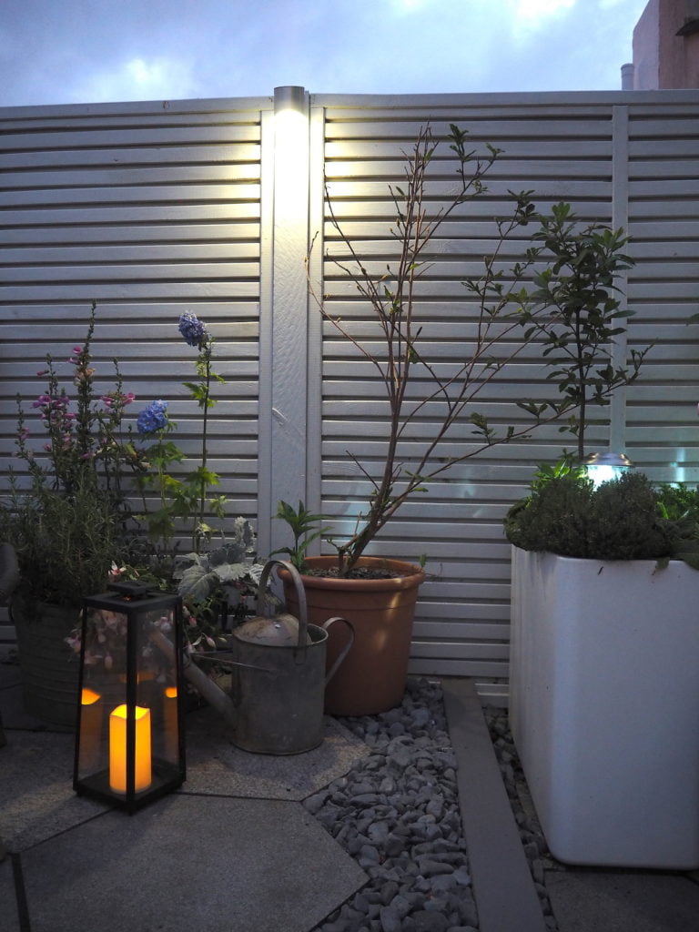 Outdoor lighting ideas with white painted fence