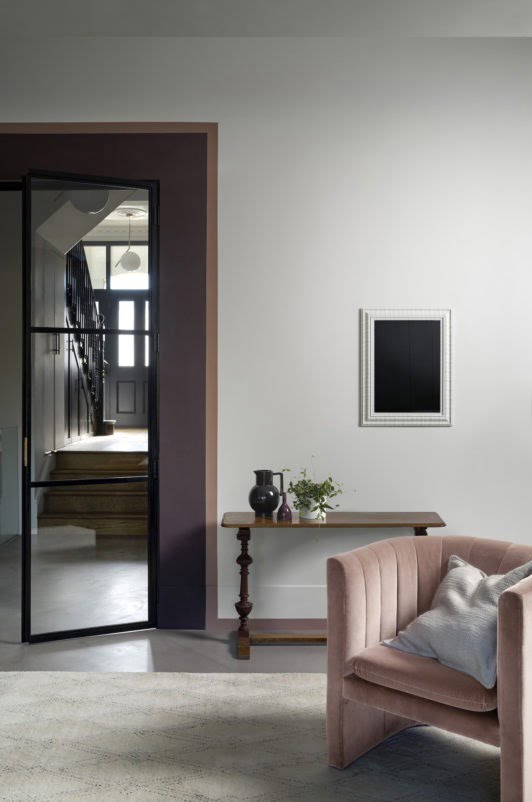 11 Chic Rooms That Will Make You Want To Paint Your Walls Dark / AD