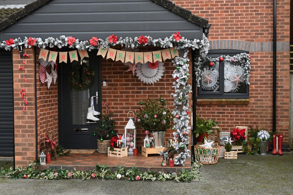 Decorating your home for the holidays? Don't forget the front of your house! I've teamed up with REHAU to show you how to decorate your windows and doors for ready for Christmas!