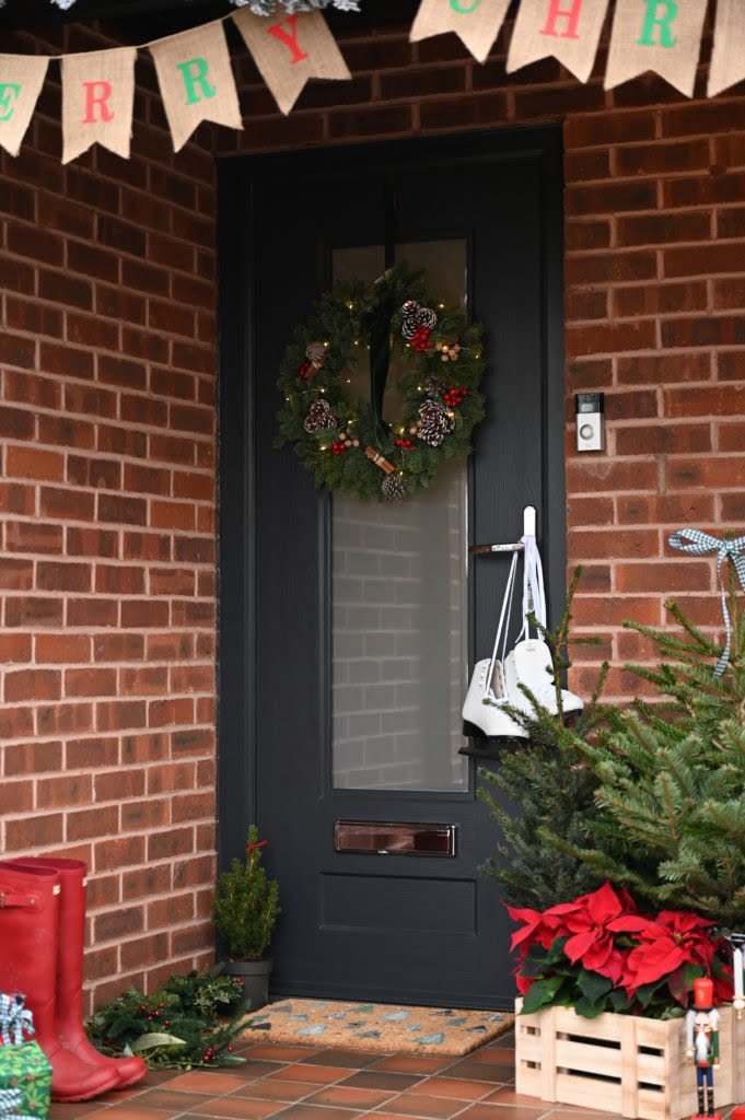 Decorating your home for the holidays? Don't forget the front of your house! I've teamed up with REHAU to show you how to decorate your windows and doors for ready for Christmas!