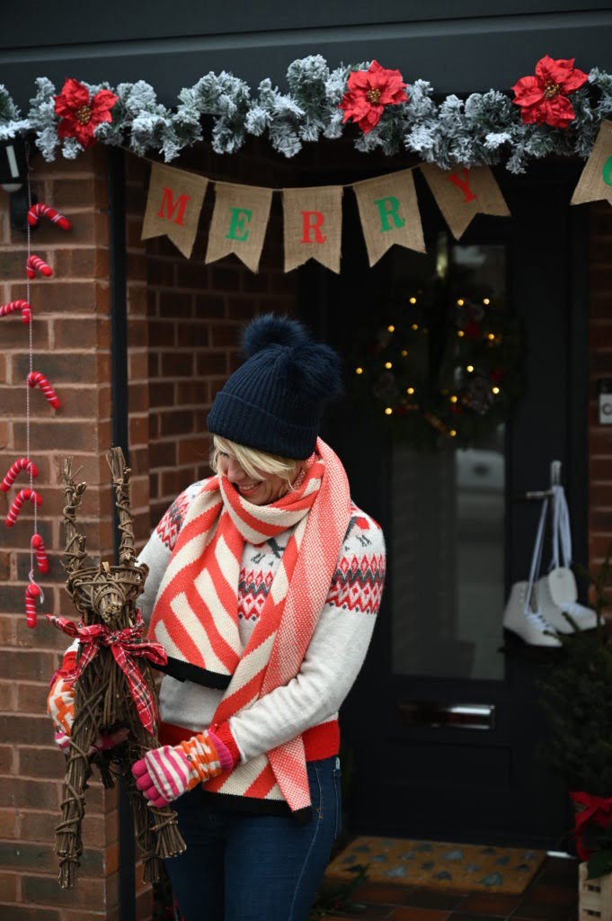 Decorating your home for the holidays? Don't forget the front of your house! I've teamed up with REHAU to show you how to decorate your windows and doors for ready for Christmas!