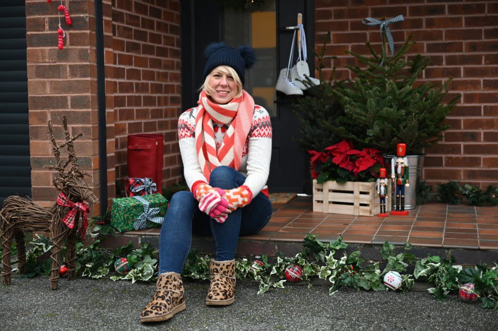 Decorating your home for the holidays? Don't forget the front of your house! I've teamed up with REHAU to show you how to decorate your windows and doors for ready for Christmas!