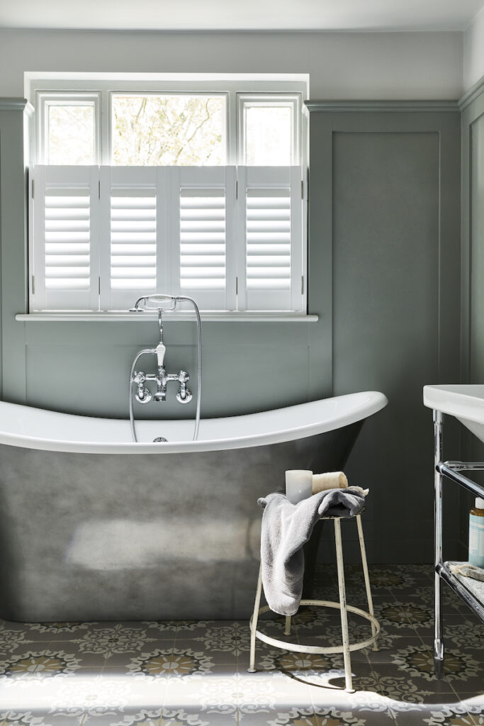 Need advice on choosing the right window shutters? You've come to the right place! Check out my expert guide which has everything you need to know on window shutters, window treatments, indoor window shutters, diy shutters, living room shutters, bedroom shutters, shutters advice, window ideas