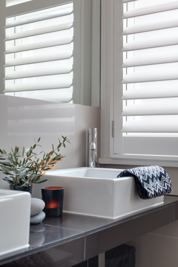 Need advice on choosing the right window shutters? You've come to the right place! Check out my expert guide which has everything you need to know on window shutters, window treatments, indoor window shutters, diy shutters, living room shutters, bedroom shutters, shutters advice, window ideas