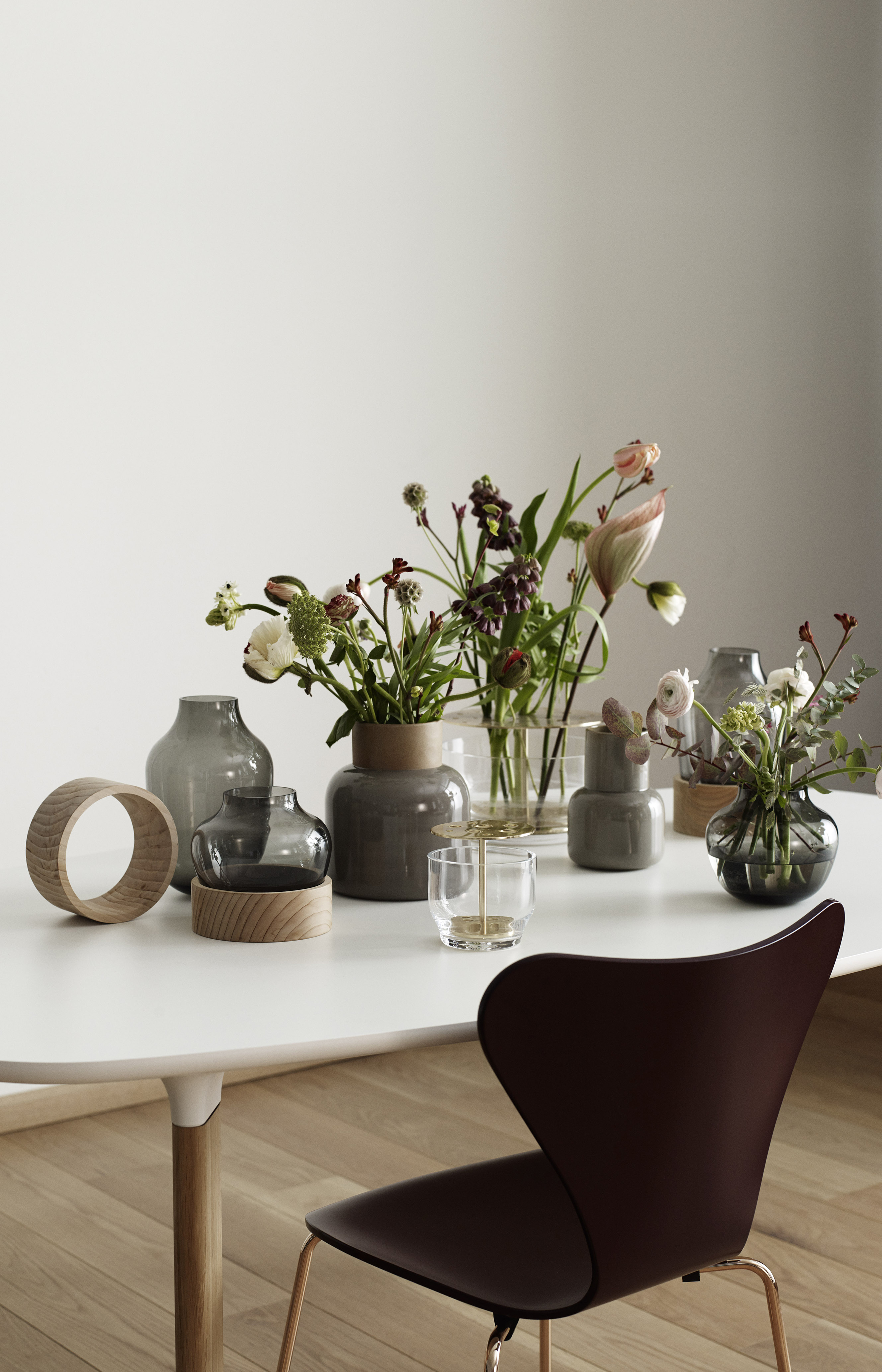 Whether for a special occasion or just because you love blooms, flowers are an easy way to add colour, scent and style into your space. Check out these 9 flower styling ideas are amongst the prettiest you'll have seen by Interior Stylist Maxine Brady. Modern flower arrangement