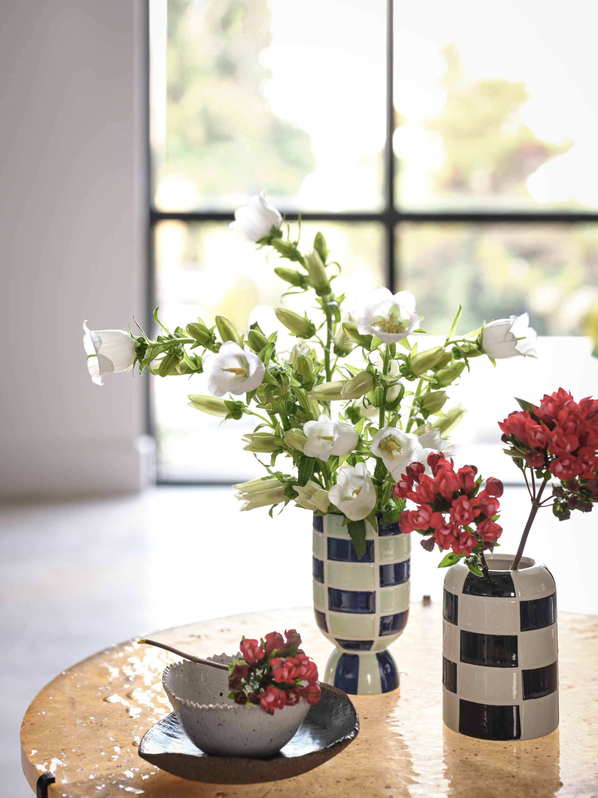 Whether for a special occasion or just because you love blooms, flowers are an easy way to add colour, scent and style into your space. Check out these 9 flower styling ideas are amongst the prettiest you'll have seen by Interior Stylist Maxine Brady. chequered board vase