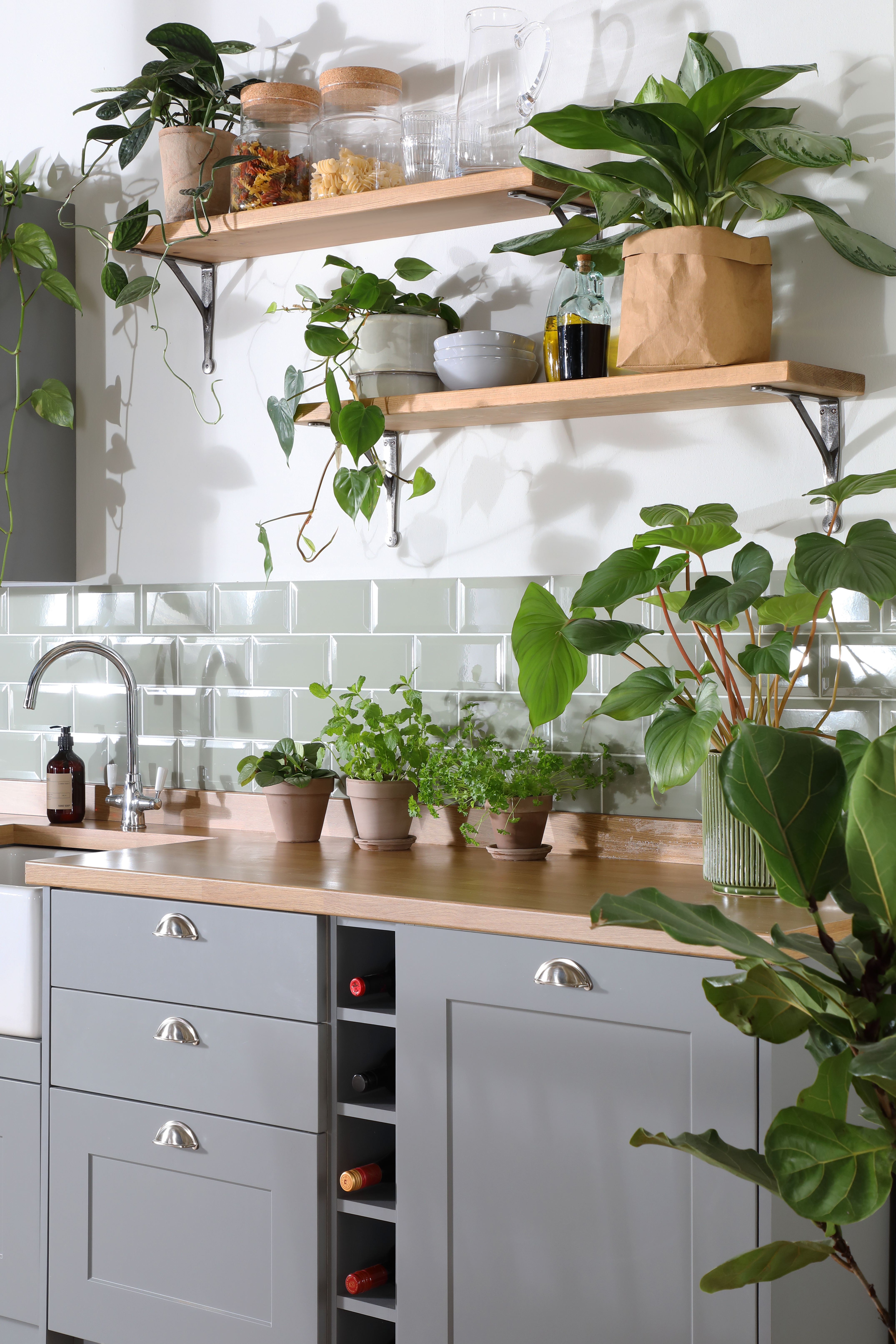 Whether it's wood or stone, concrete or composite that you are drawn to, there are lots of kitchen worktops to choose from. Follow this expert buyer's guide by interior stylist Maxine Brady