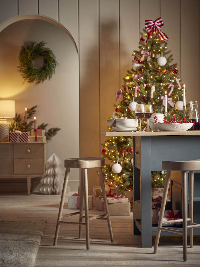 Here’s my roundup of the key 2024 Christmas trends you’ll want to know about, plus some inspiration to make your home shine this holidays.