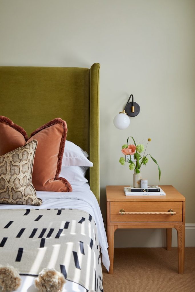 Whether you’re decorating a compact guest room, a rented flat or just trying to make your own tiny bedroom more liveable, here are five small bedroom design ideas that really work.