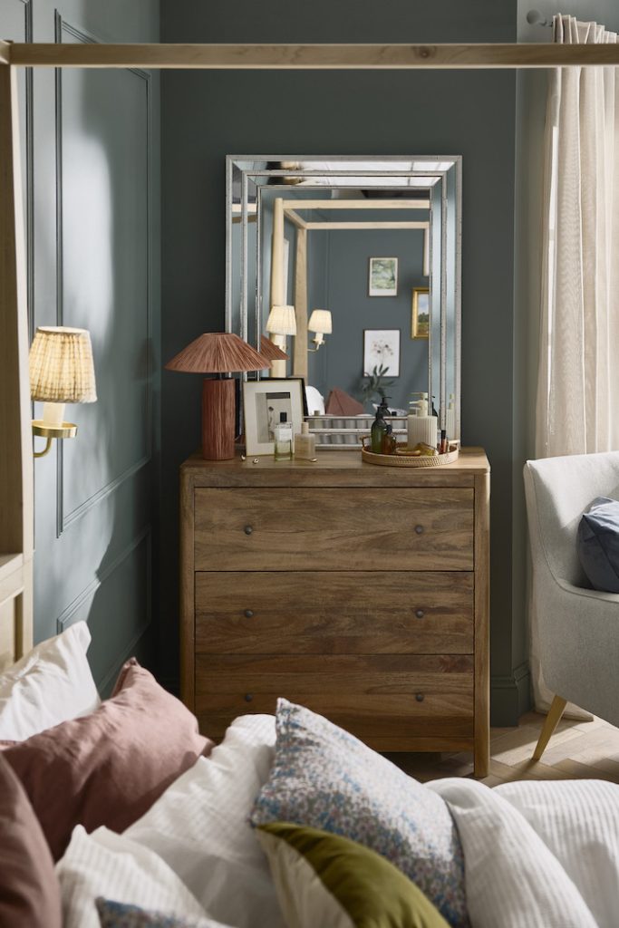 Whether you’re decorating a compact guest room, a rented flat or just trying to make your own tiny bedroom more liveable, here are five small bedroom design ideas that really work.