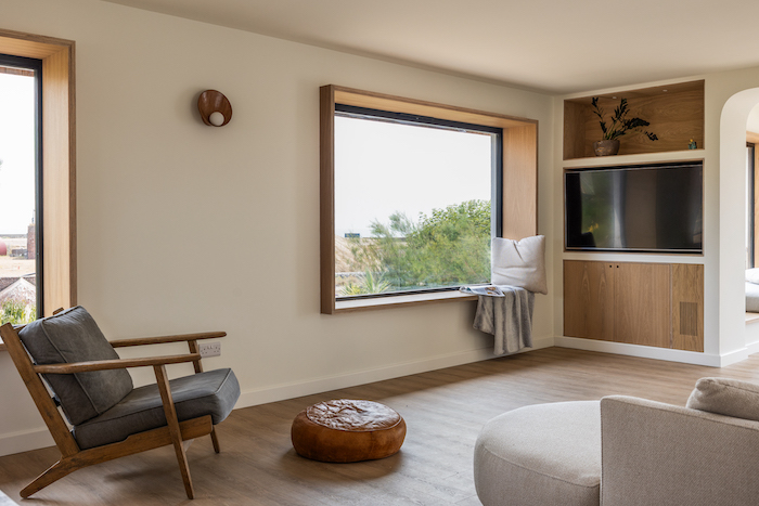 Interior stylist Maxine Brady explains the difference between fixed windows and picture windows with her pros and cons and lots of visual inspiration too so you can choose the right one for your home renovation.