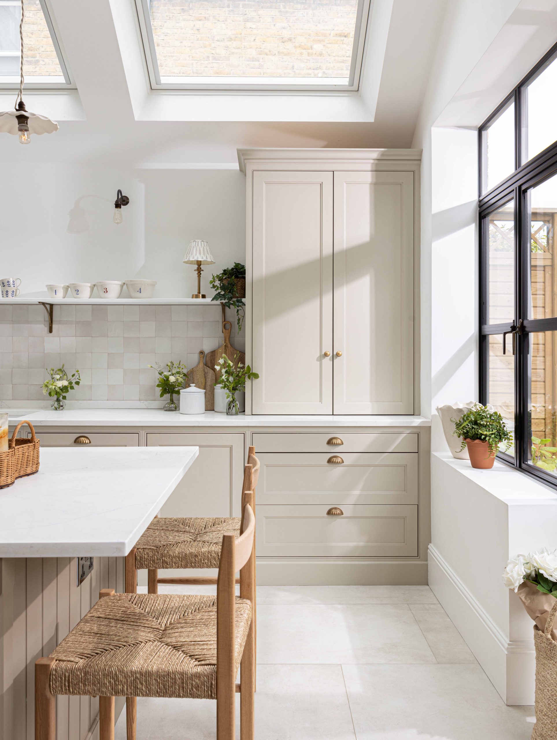 Now is the time that I know lots of us are asking ourselves: should I renovate or move house? It is a big decision, but do not worry. I am here to help you think it through.