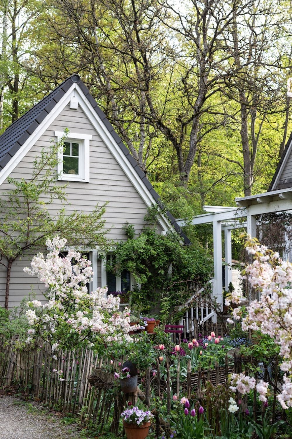 Now is the time that I know lots of us are asking ourselves: should I renovate or move house? It is a big decision, but do not worry. I am here to help you think it through.
